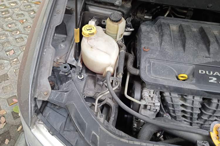 Used Dodge Journey 2013 2.4L Two-Wheel Drive Luxury Version Engine Bay Right