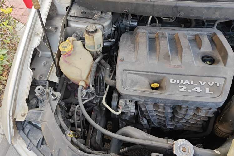 Used Dodge Journey 2013 2.4L Two-Wheel Drive Luxury Version Engine Bay Right