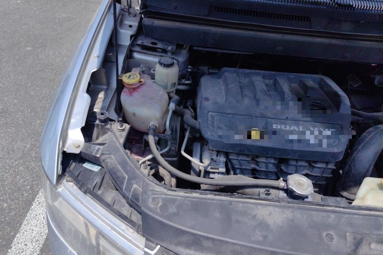 Used Dodge Journey 2013 2.4L Two-Wheel Drive Luxury Version Engine Bay Right