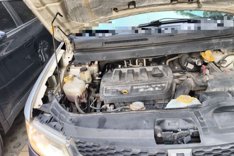 Used Dodge Journey 2013 2.4L Two-Wheel Drive Luxury Version Engine Bay Right