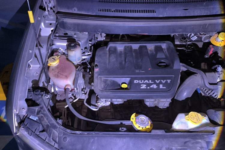 Used Dodge Journey 2013 2.4L Two-Wheel Drive Luxury Version Engine Bay Right