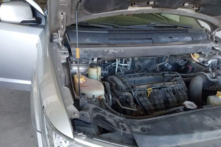Used Dodge Journey 2013 2.4L Two-Wheel Drive Luxury Version Engine Bay Right