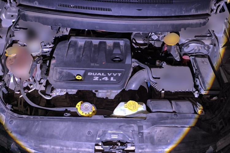 Used Dodge Journey 2013 2.4L Two-Wheel Drive Luxury Version Engine Bay