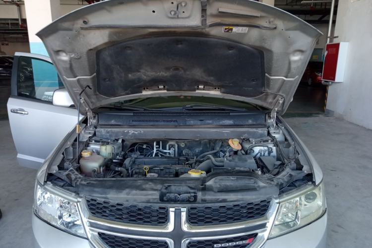 Used Dodge Journey 2013 2.4L Two-Wheel Drive Luxury Version Engine Bay