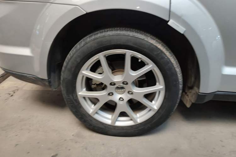 Used Dodge Journey 2013 2.4L Two-Wheel Drive Luxury Version Exterior 3