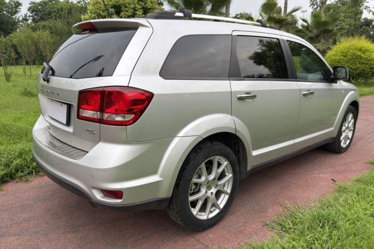 Used Dodge Journey 2013 2.4L Two-Wheel Drive Luxury Version Exterior 9