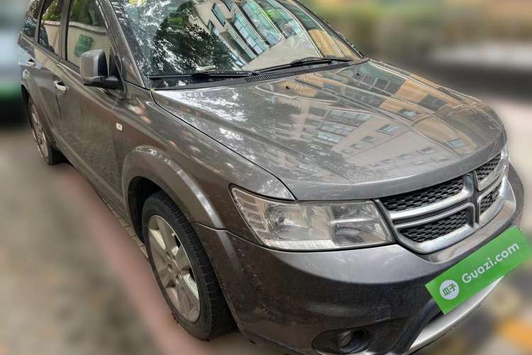 Used Dodge Journey 2013 2.4L Two-Wheel Drive Luxury Version Front Right 45 Deg