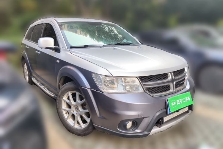 Used Dodge Journey 2013 2.4L Two-Wheel Drive Luxury Version Front Right 45 Deg
