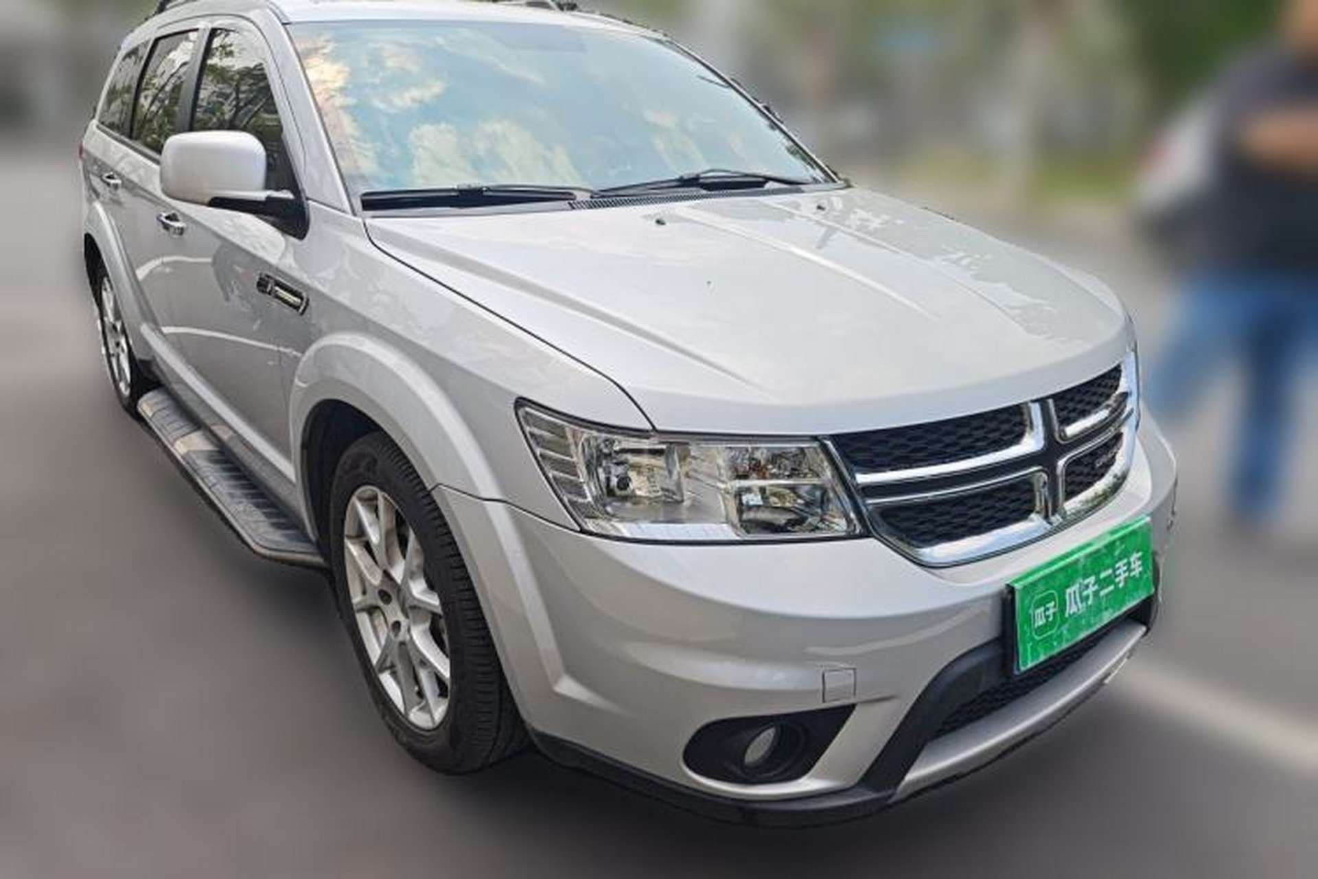 Used Dodge Journey 2013 2.4L Two-Wheel Drive Luxury Version Front Right 45 Deg