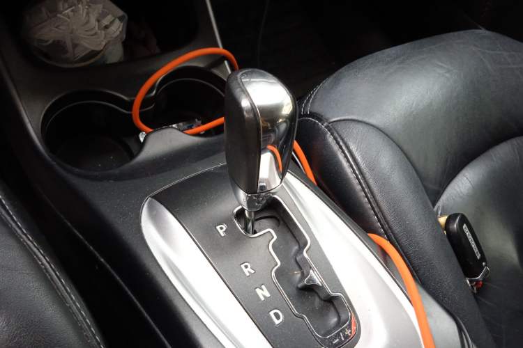 Used Dodge Journey 2013 2.4L Two-Wheel Drive Luxury Version Gear Lever