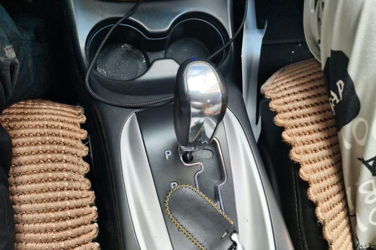 Used Dodge Journey 2013 2.4L Two-Wheel Drive Luxury Version Gear Lever