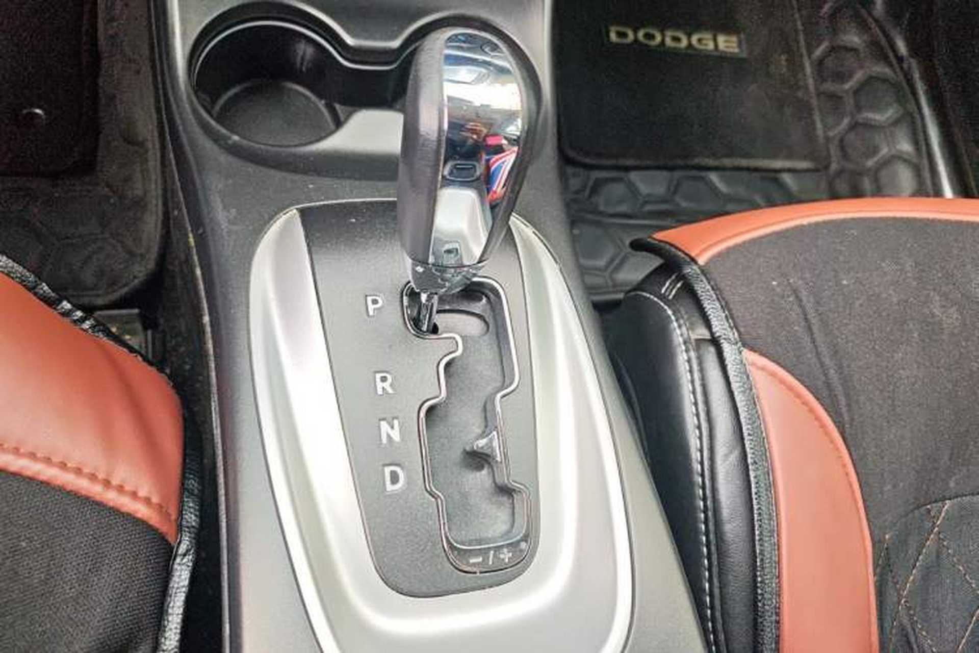 Used Dodge Journey 2013 2.4L Two-Wheel Drive Luxury Version Gear Lever