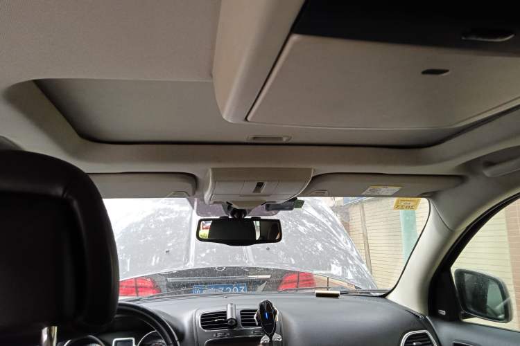 Used Dodge Journey 2013 2.4L Two-Wheel Drive Luxury Version Headliner