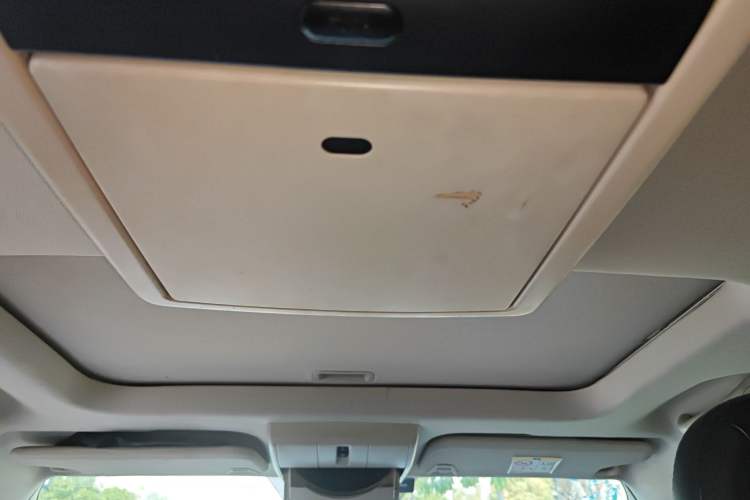 Used Dodge Journey 2013 2.4L Two-Wheel Drive Luxury Version Headliner