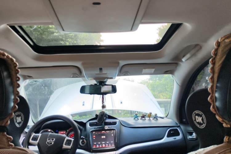 Used Dodge Journey 2013 2.4L Two-Wheel Drive Luxury Version Headliner