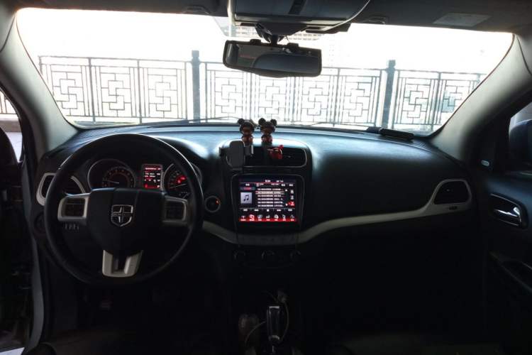 Used Dodge Journey 2013 2.4L Two-Wheel Drive Luxury Version Headliner