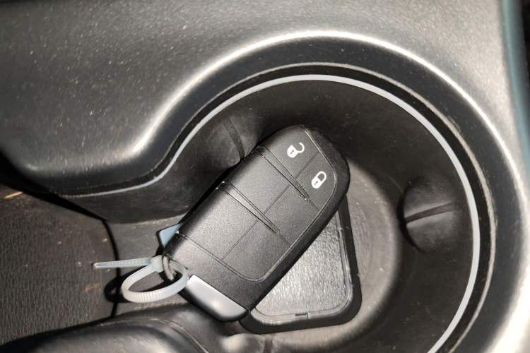 Used Dodge Journey 2013 2.4L Two-Wheel Drive Luxury Version Interior 1