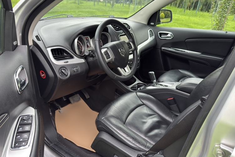 Used Dodge Journey 2013 2.4L Two-Wheel Drive Luxury Version Interior 11