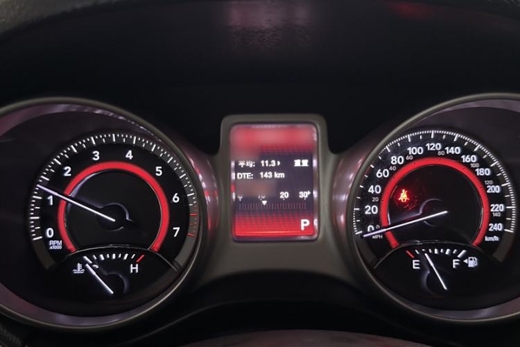 Used Dodge Journey 2013 2.4L Two-Wheel Drive Luxury Version Interior 13