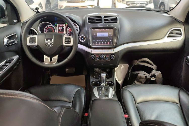 Used Dodge Journey 2013 2.4L Two-Wheel Drive Luxury Version Interior 2