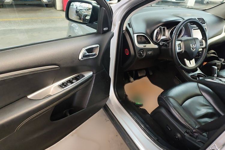 Used Dodge Journey 2013 2.4L Two-Wheel Drive Luxury Version Interior 3