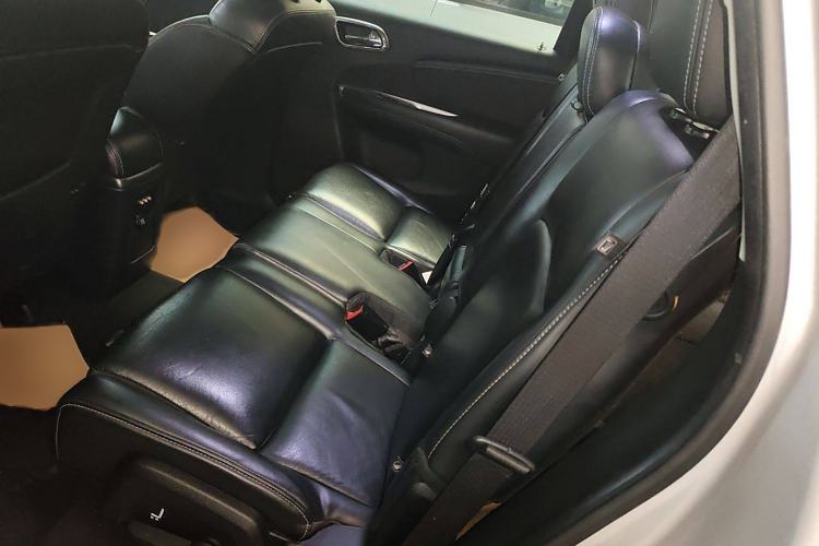 Used Dodge Journey 2013 2.4L Two-Wheel Drive Luxury Version Interior 4