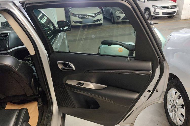 Used Dodge Journey 2013 2.4L Two-Wheel Drive Luxury Version Interior 6