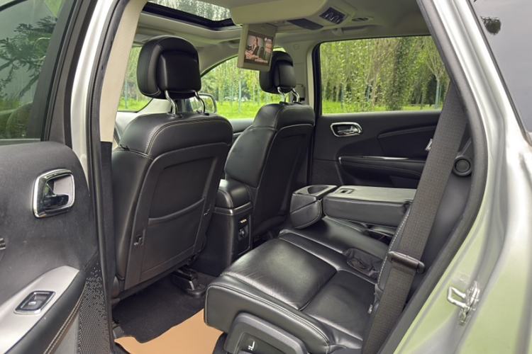 Used Dodge Journey 2013 2.4L Two-Wheel Drive Luxury Version Interior 9