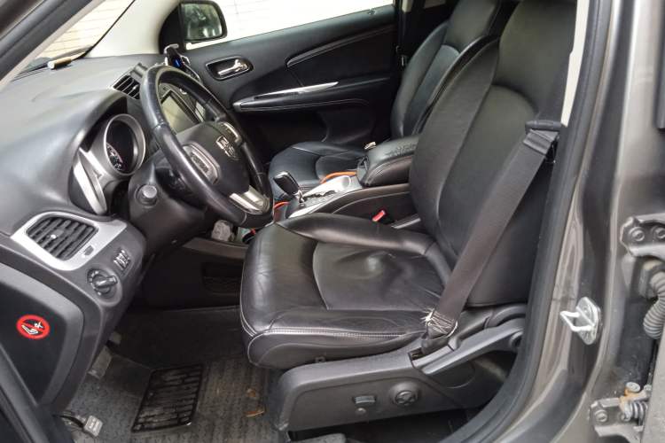 Used Dodge Journey 2013 2.4L Two-Wheel Drive Luxury Version Left Front Seat