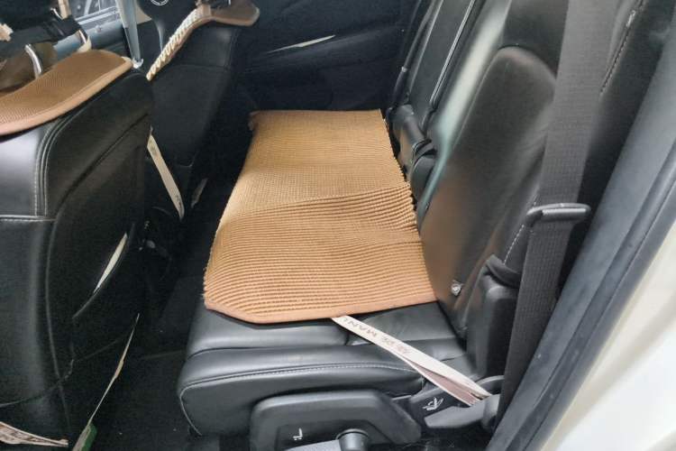 Used Dodge Journey 2013 2.4L Two-Wheel Drive Luxury Version Left Rear Seat