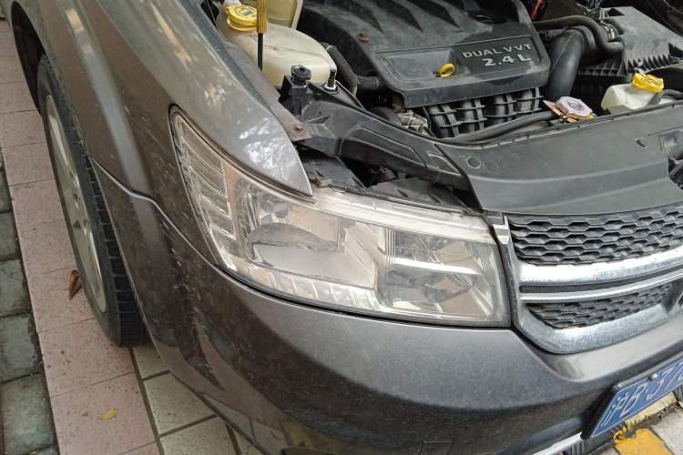 Used Dodge Journey 2013 2.4L Two-Wheel Drive Luxury Version Right Front Headlight