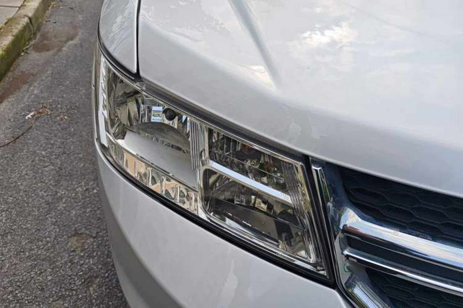 Used Dodge Journey 2013 2.4L Two-Wheel Drive Luxury Version Right Front Headlight