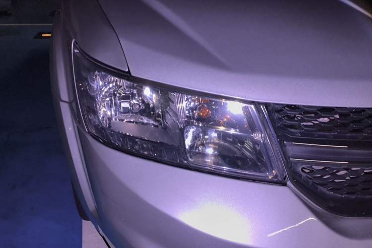 Used Dodge Journey 2013 2.4L Two-Wheel Drive Luxury Version Right Front Headlight