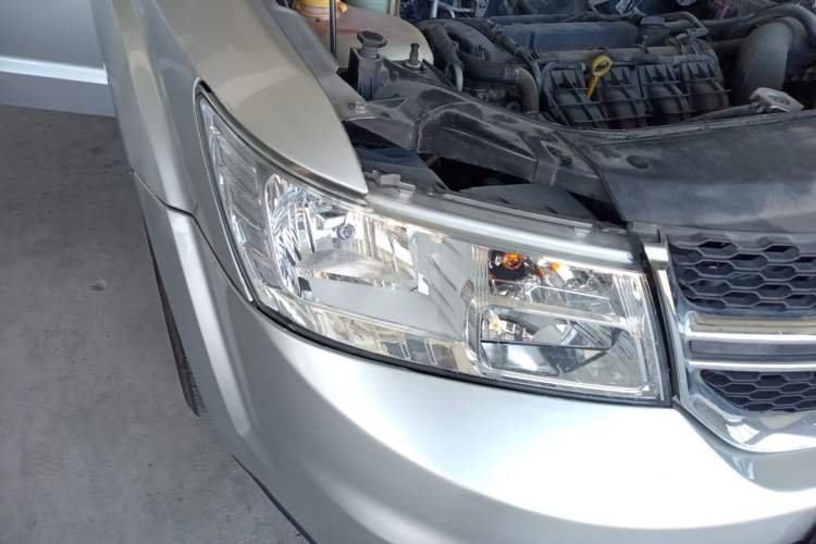 Used Dodge Journey 2013 2.4L Two-Wheel Drive Luxury Version Right Front Headlight