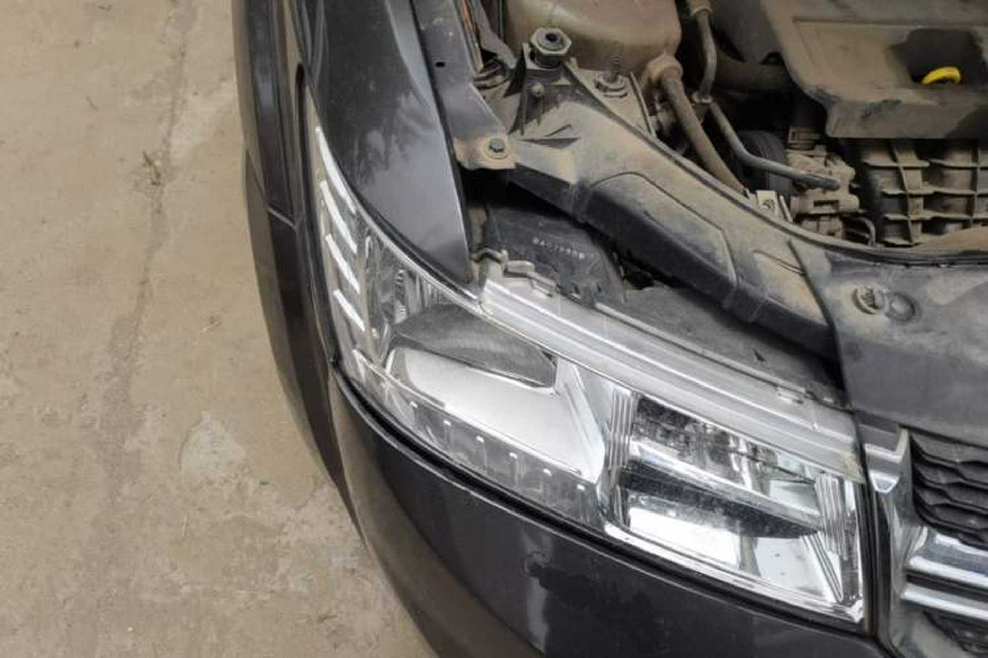 Used Dodge Journey 2013 2.4L Two-Wheel Drive Luxury Version Right Front Headlight