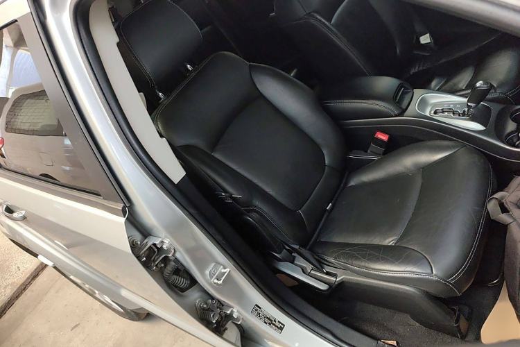 Used Dodge Journey 2013 2.4L Two-Wheel Drive Luxury Version Right Front Seat