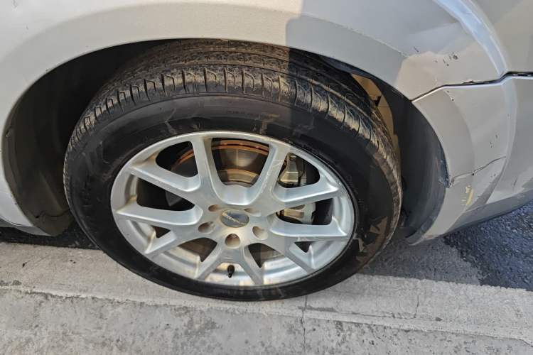 Used Dodge Journey 2013 2.4L Two-Wheel Drive Luxury Version Right Front Wheel Hub