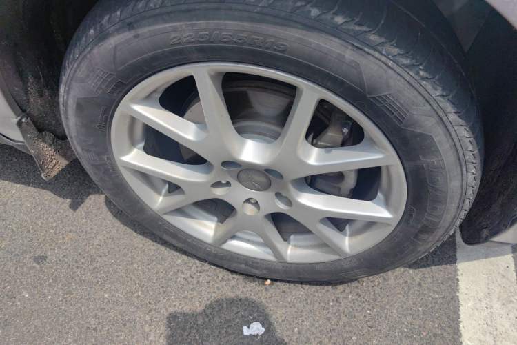 Used Dodge Journey 2013 2.4L Two-Wheel Drive Luxury Version Right Front Wheel Hub