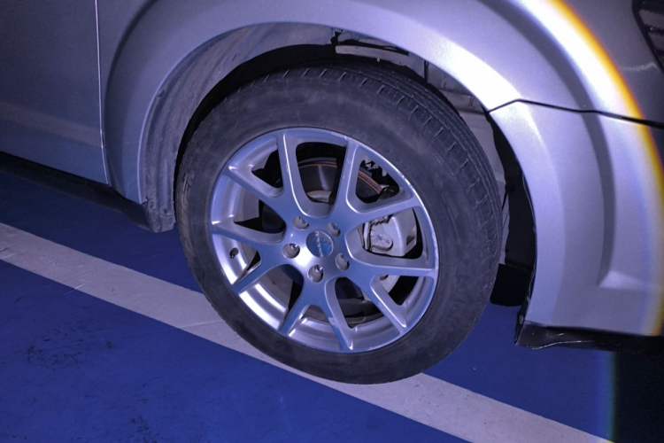 Used Dodge Journey 2013 2.4L Two-Wheel Drive Luxury Version Right Front Wheel Hub
