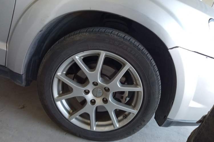 Used Dodge Journey 2013 2.4L Two-Wheel Drive Luxury Version Right Front Wheel Hub