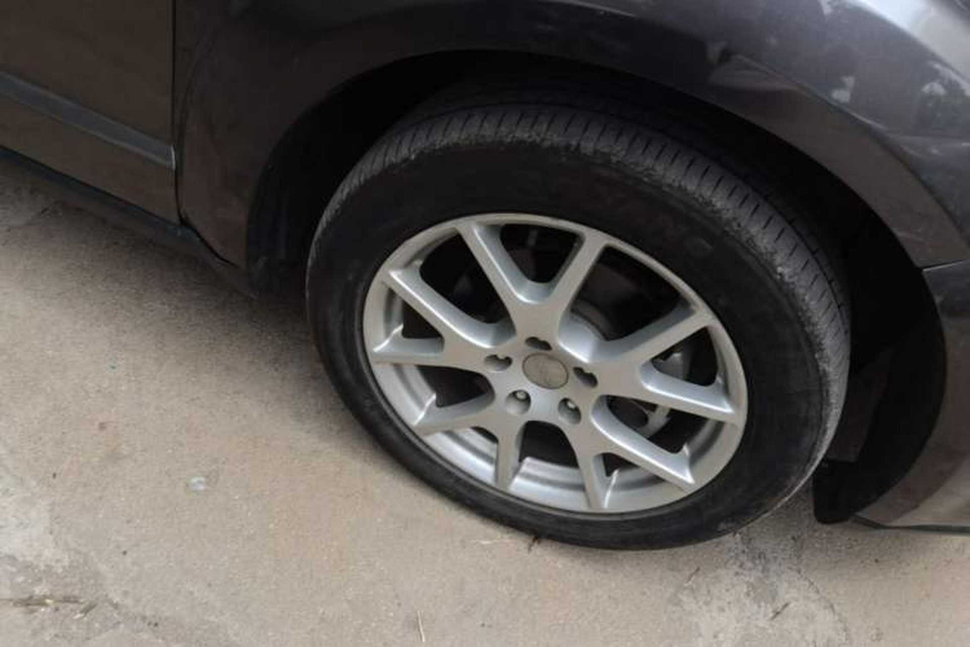Used Dodge Journey 2013 2.4L Two-Wheel Drive Luxury Version Right Front Wheel Hub