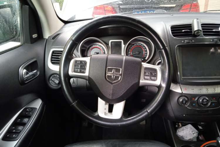 Used Dodge Journey 2013 2.4L Two-Wheel Drive Luxury Version Steering Wheel