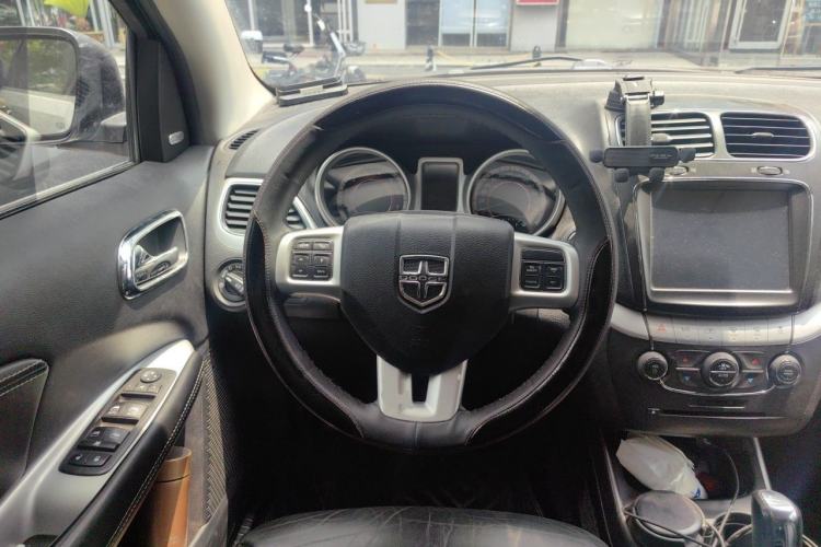 Used Dodge Journey 2013 2.4L Two-Wheel Drive Luxury Version Steering Wheel