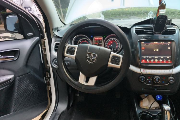 Used Dodge Journey 2013 2.4L Two-Wheel Drive Luxury Version Steering Wheel