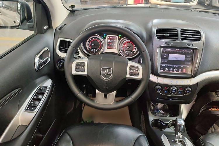 Used Dodge Journey 2013 2.4L Two-Wheel Drive Luxury Version Steering Wheel