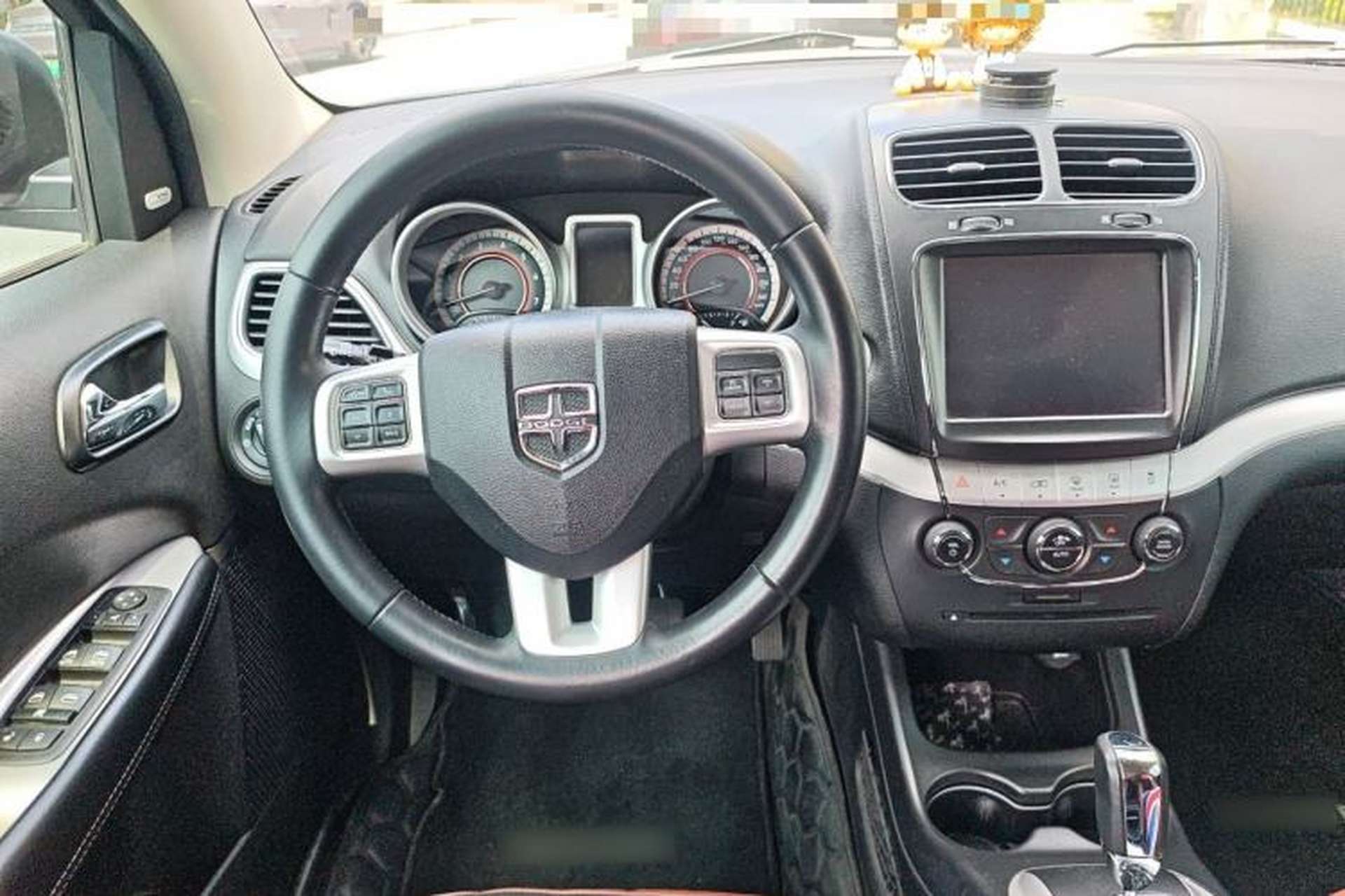 Used Dodge Journey 2013 2.4L Two-Wheel Drive Luxury Version Steering Wheel