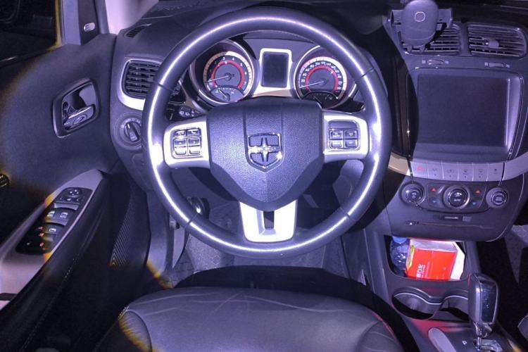 Used Dodge Journey 2013 2.4L Two-Wheel Drive Luxury Version Steering Wheel
