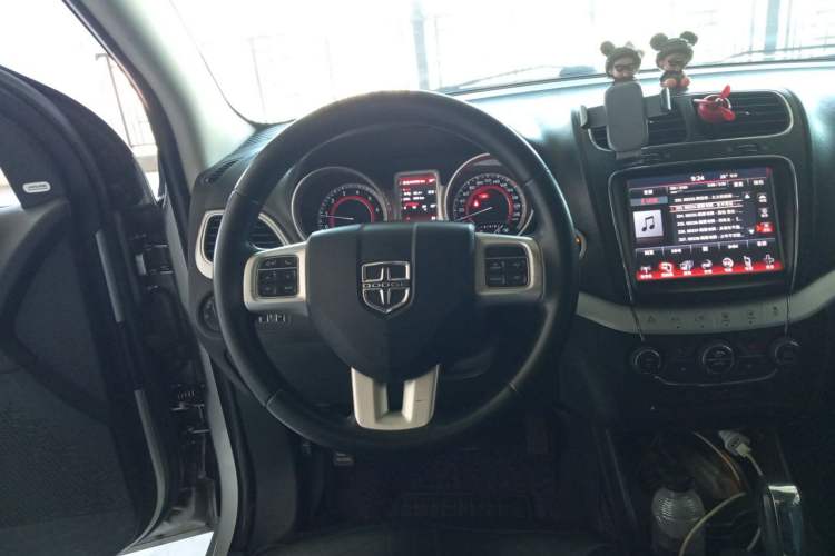 Used Dodge Journey 2013 2.4L Two-Wheel Drive Luxury Version Steering Wheel