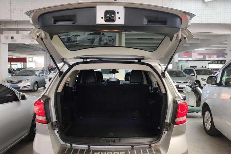 Used Dodge Journey 2013 2.4L Two-Wheel Drive Luxury Version Trunk