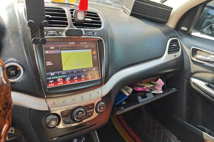 Used Dodge Journey 2013 2.4L Two-Wheel Drive Luxury Version Audio And AC Panel